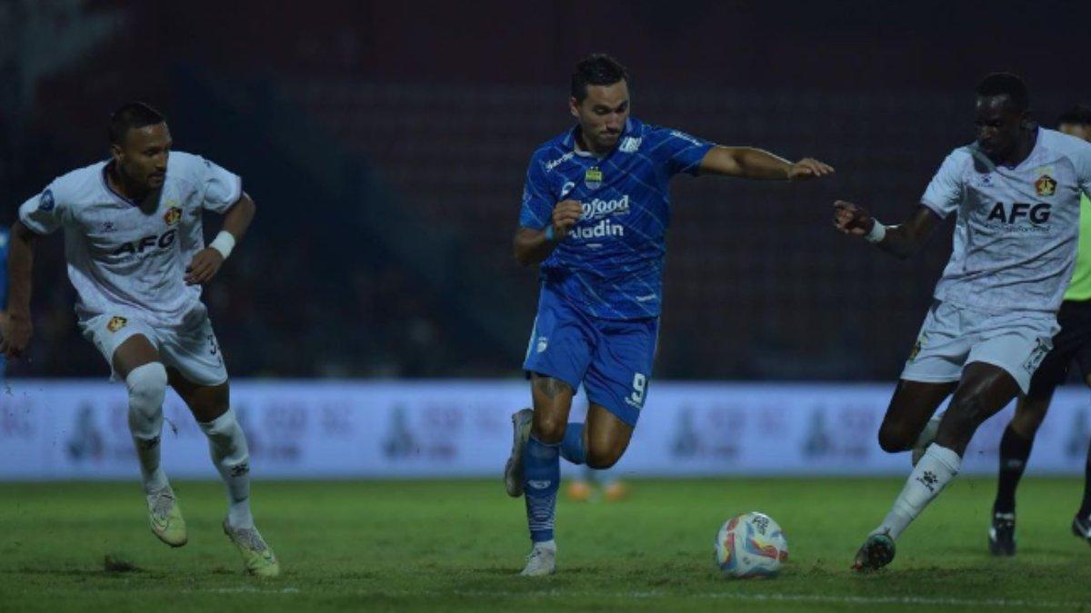Potret Ezra Walian, penyerang Persib Bandung saat berlaga di lapangan.