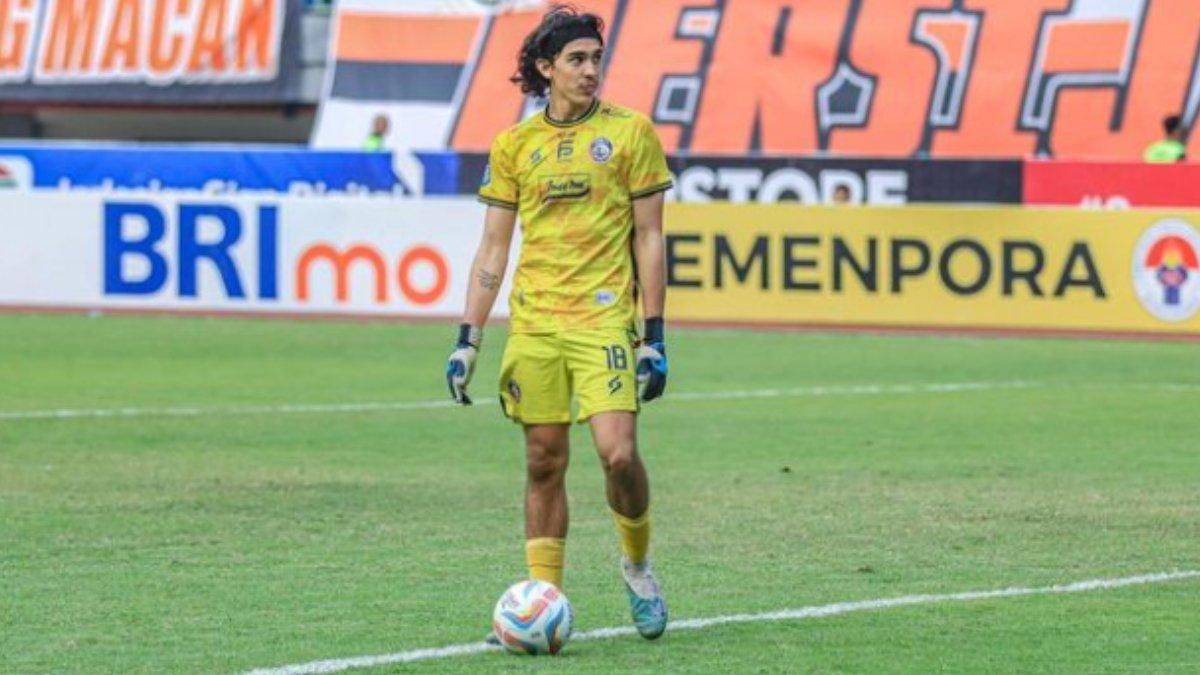 Sosok Julian Schwarzer, kiper Persita Tangerang saat berlaga di lapangan.