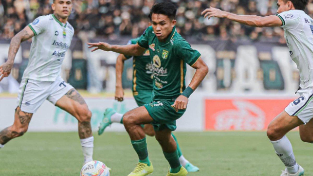Penampilan Kasim Botan, winger Persebaya Surabaya saat berlaga di Stadion Gelora Bung Tomo Surabaya.