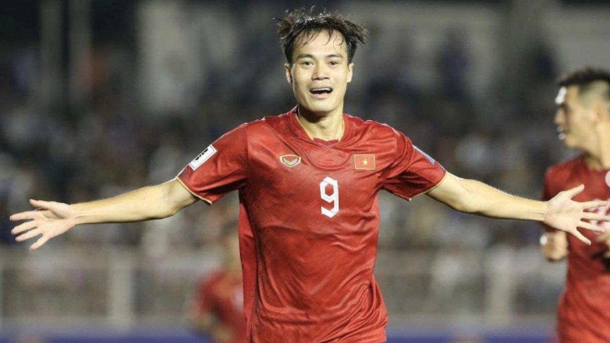 Potret Nguyen Van Toan, striker Namh Dinh FC saat berseragam Timnas Vietnam.