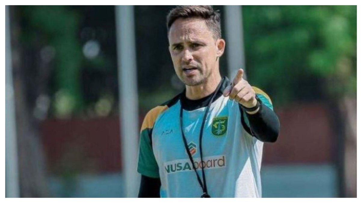 Foto Paul Maunster Pelatih Persebaya Surabaya, yang telah menghirup udara segar setelah kemenangan Persebaya Surabaya. di akses pada instagram @coach.munster Minggu (02/03/2025)