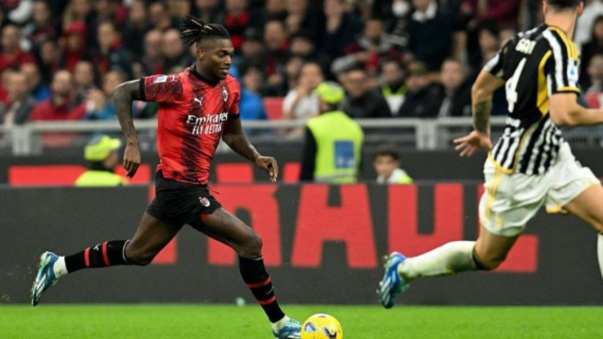 Rafael Leao, winger AC Milan saat berlaga di lapangan.