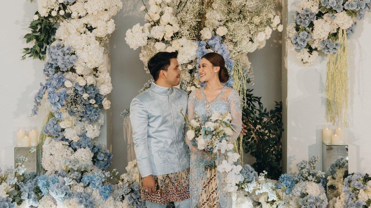 Foto Momen Tunangan Aaliyah Massaid dan Thariq Halilintar pada Minggu, (23/7/2024). Kedua pasangan tampil elegan dengan balutan baju adat Jawa berwarna biru muda.