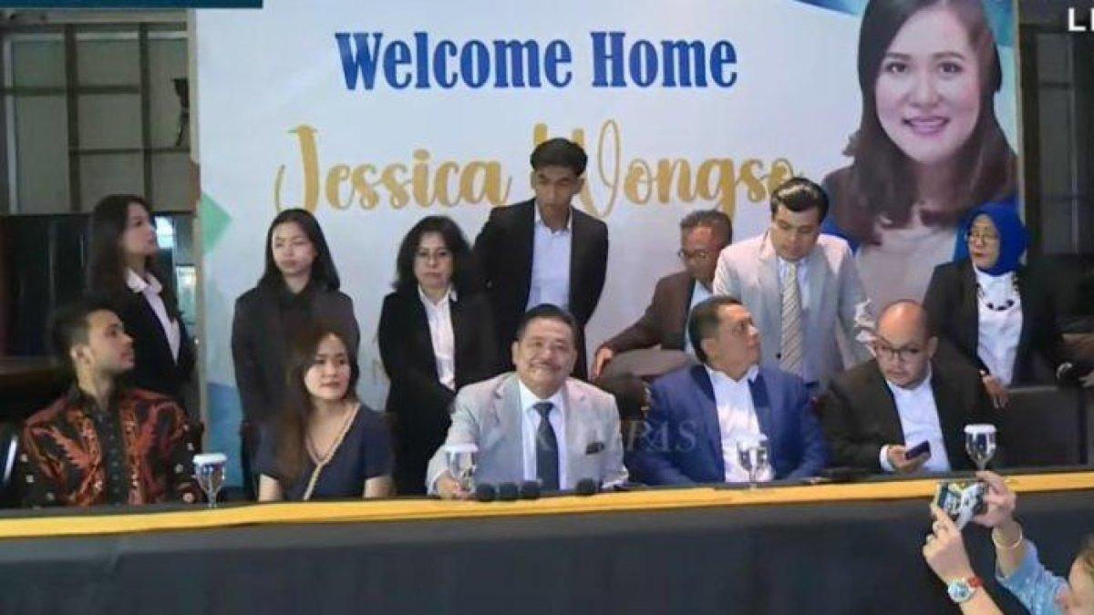Foto-foto terbaru terpidana kasus kopi sianida, Jessica Wongso, setelah bebas bersyarat pada Minggu (18/8/2024), gelar konferensi pers.