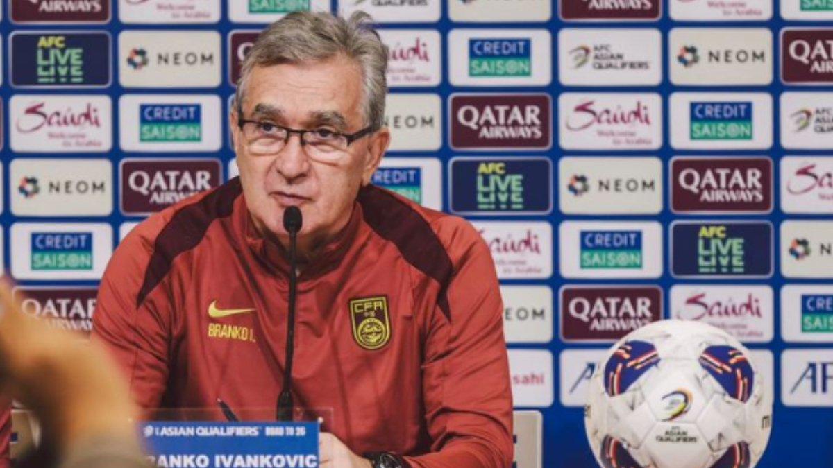 Potret Branko Ivankovic ketika melaksanakan press conference saat China akan menghadapi Jepang di putaran ketiga Kualifikasi Piala Dunia 2026 Zona Asia. Inilah