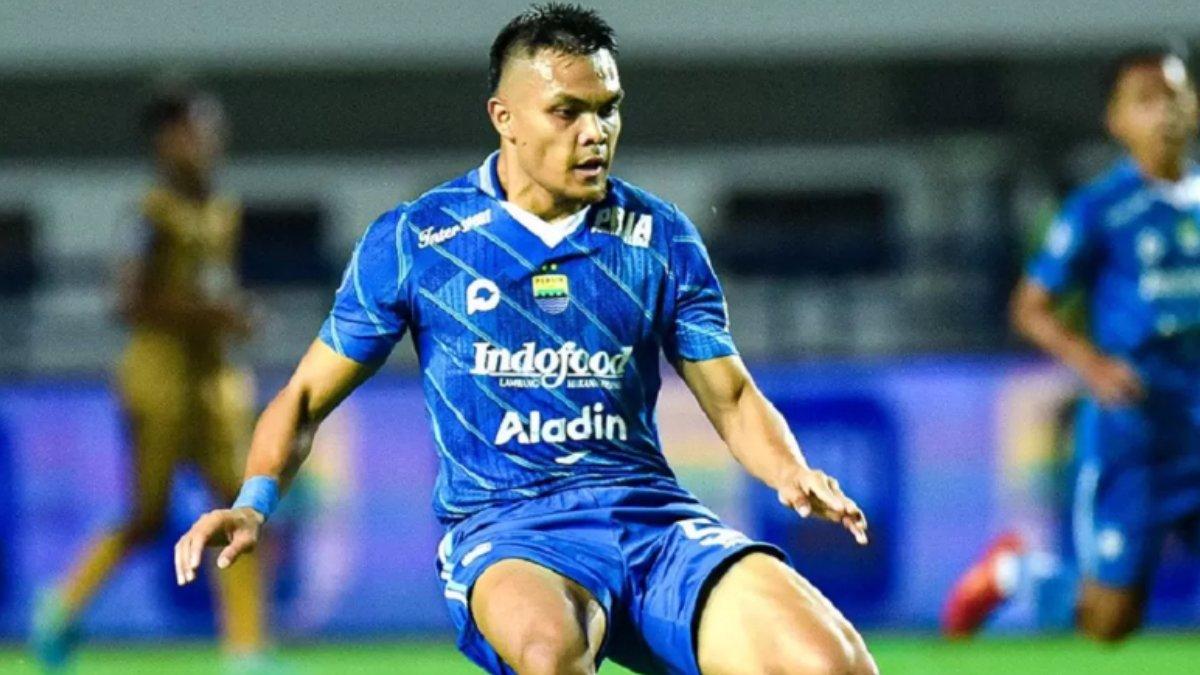 Potret Rachmat Irianto saat memperkuat Persib Bandung. Inilah profil Rachmat Irianto,