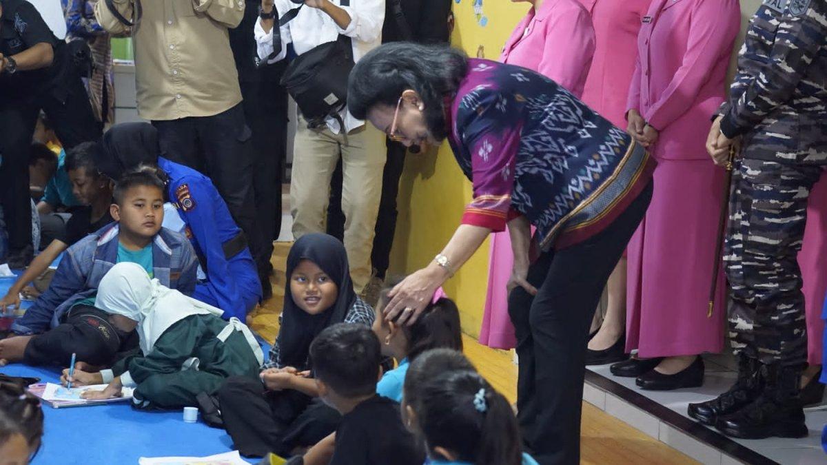 GKR Hemas saat melihat kegiatan anak-anak di Pojok Baca Pelita Bahari milik Direktorat Polairud Polda DIY