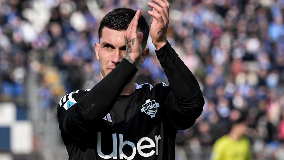 BURSA TRANSFER - Sosok Gabriel Strefezza bertepuk tangan ketika Como berhasil memperoleh kemenangan melawan Napoli dengan hadil akhir 2-1 untuk kemenangan Como (24/2/2025).