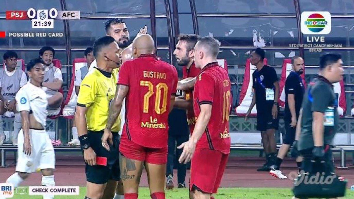 Momen Maciej Gajos melakukan protes kepada wasit setelah mendapatkan kartu merah di laga Persija Jakarta kontra Arema FC di Stadion Patriot Chandrabhaga, Bekasi, Minggu (9/3/2025).