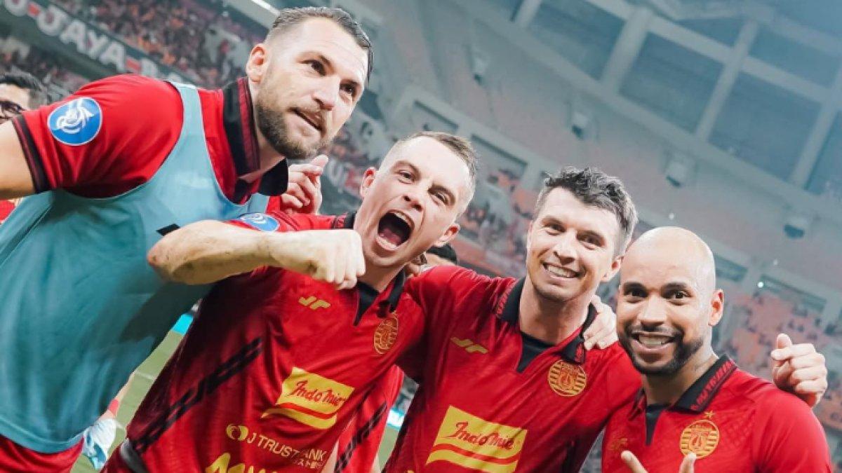 Selebrasi empat penggawa Persija Jakarta dari kiri ke kanan Simic, Maciej Gajos, Ondrej Kudela dan Gustavo Almeida.