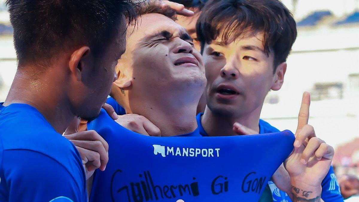 Momen winger PSIS Semarang, Gali Freitas yang menangis seusai merayakan golnya untuk Laskar Mahesa Jenar saat melawan Madura United di pekan ke-23 Liga 1 2023, Sabtu 16 Desember 2023.