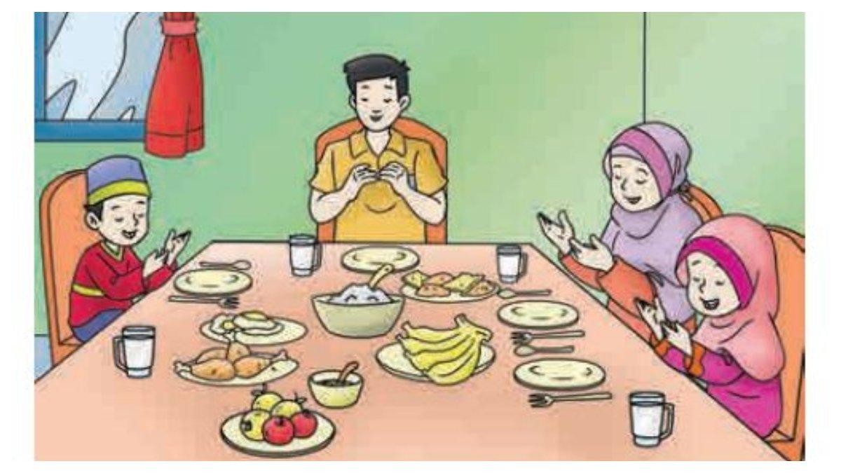 Soal nomor 5 berupa gambar keluarga yang sedang di meja makan dan berdoa terlebih dahulu sebelum makan.