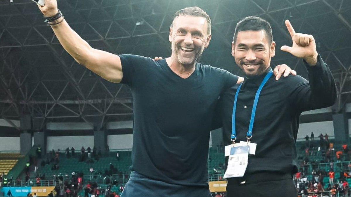 Mantan Wakil Presiden Klub Persija Jakarta, Ganesha Putera (kanan) bersama pelatih Macan Kemayoran, Thomas Doll (kiri).