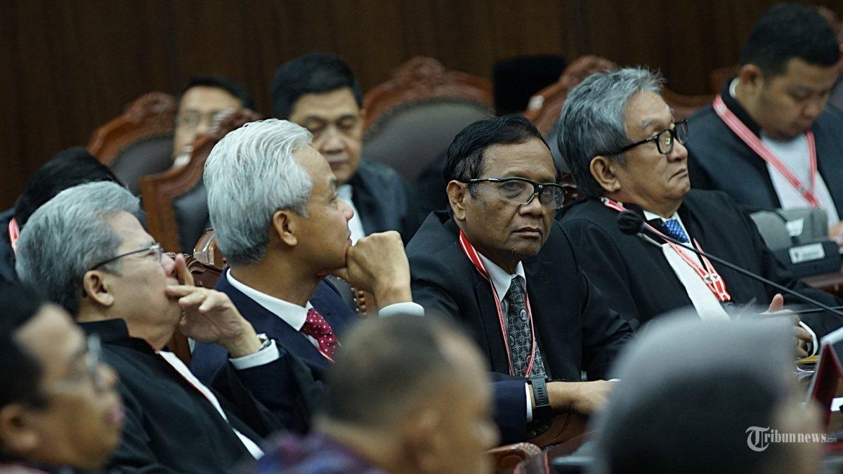 Pasangan calon Presiden dan Wakil Presiden nomor urut 03 Ganjar Pranowo dan Mahfud MD mengikuti sidang sengketa pemilu 2024 di Gedung MK, Jakarta Pusat, Senin (22/4/2024). Sidang dengan agenda putusan perselisihan hasil pilpres 2024 dihadiri para pasangan calon Presiden dan Wakil Presiden Anies Baswedan dan Muhaimin Iskandar serta Ganjar Pranowo dan Mahfud MD. Tribunnews/Jeprima