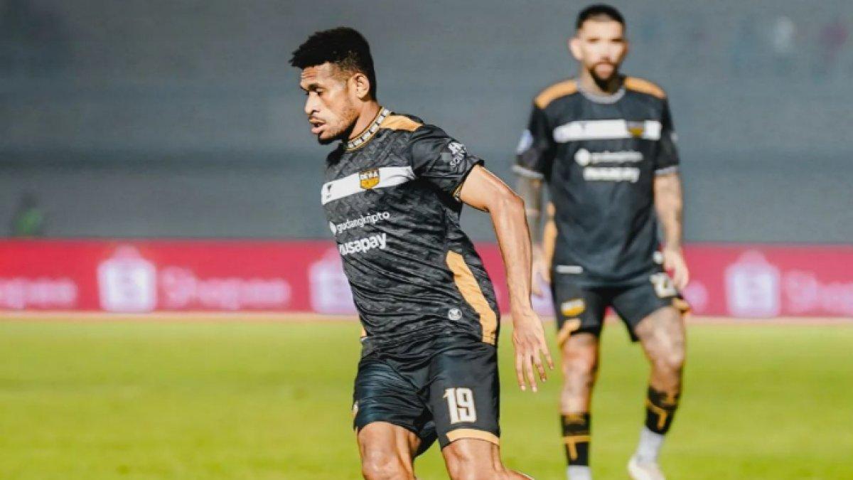 Gelandang Dewa United, Ricky Kambuaya pada pertandingan melawan Persita Tangerang dalam lanjutan Liga 1 2023 pekan 30 di Stadion Indomilk Arena, Rabu (27/3/2024).