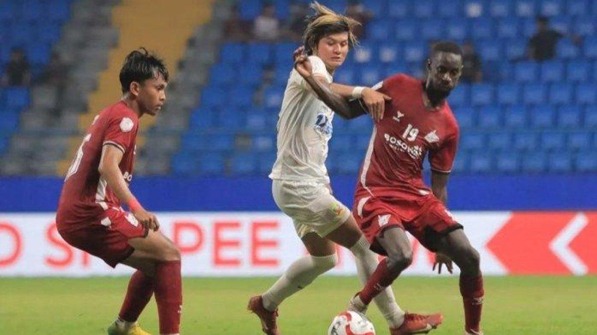Gelandang PSM Makassar, Latyr Fall duel dengan pemain Shan United di Grup A ASEAN Club Championship (ACC) 2024/2025 di Stadion Batakan, Balikpapan, Kalimantan Timur, Rabu (25/9/2024) malam.