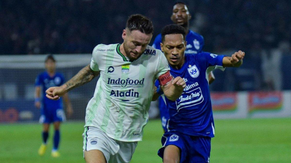Gelandang Persib Bandung, Marc Klok berduel dengan pemain PSIS Semarang dalam lanjutan Liga 1 2023 pekan kesembilan di Stadion Jatidiri, Semarang, Minggu (20/8/2023).