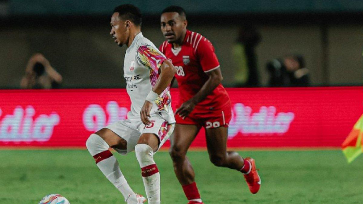 Gelandang Persis Solo, Giovani Numberi dikawal oleh pemain Borneo FC, Terens Puhiri pada laga perdana Grup A Piala Presiden 2024 di Stadion Si Jalak Harupat, Bandung, Jumat (19/7/2024).
