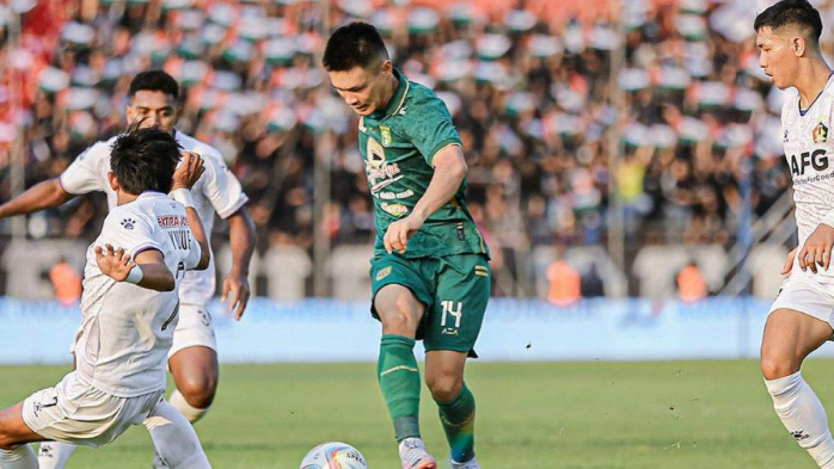 Gelandang asing Persebaya, Sho Yamamoto dibayangi oleh para pemain Persik Kediri dalam lanjutan Liga 1 2023 pekan ke-17 di Stadion Brawijaya, Kediri, Jumat (27/10/2023).