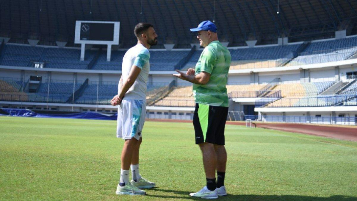 Gelandang asing Persib Bandung, Tyronne del Pino mendapat instruksi dari sang pelatih Maung Bandung, Bojan Hodak di Stadion Gelora Bandung Lautan Api (GBLA), Bandung, Selasa (17/10/2023).