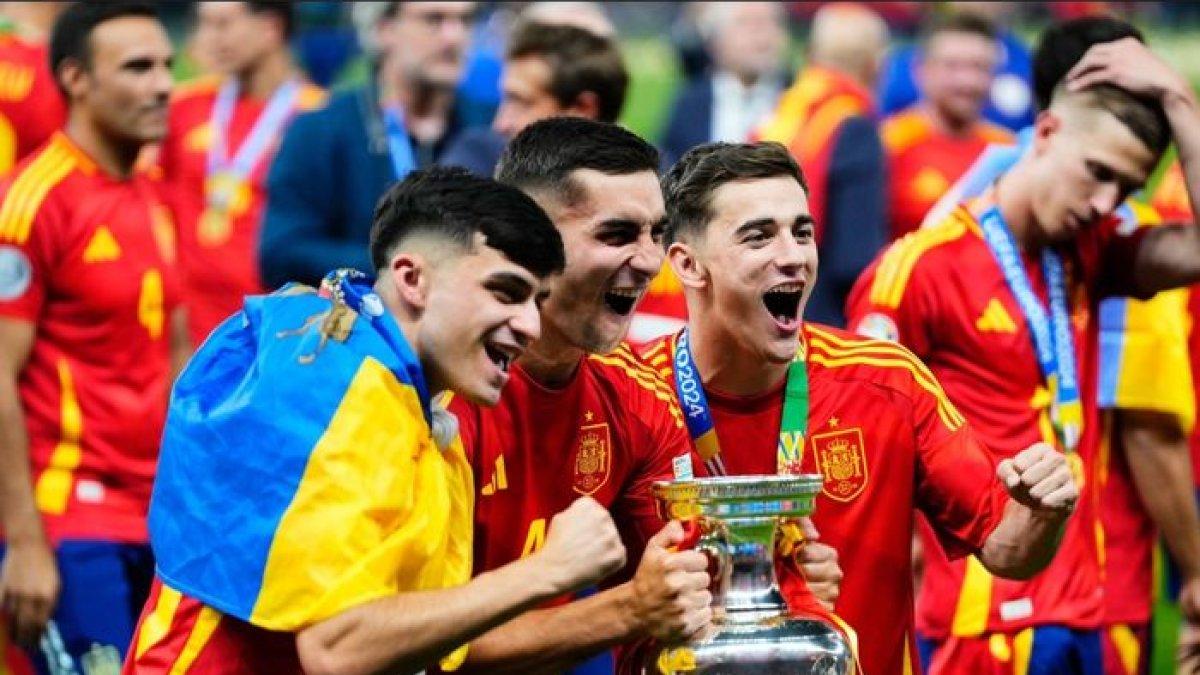 Gelandang mungil Barcelona, Gavi, turut merayakan keberhasilan Timnas Spanyol usai ditahbiskan menjadi juara Euro 2024.