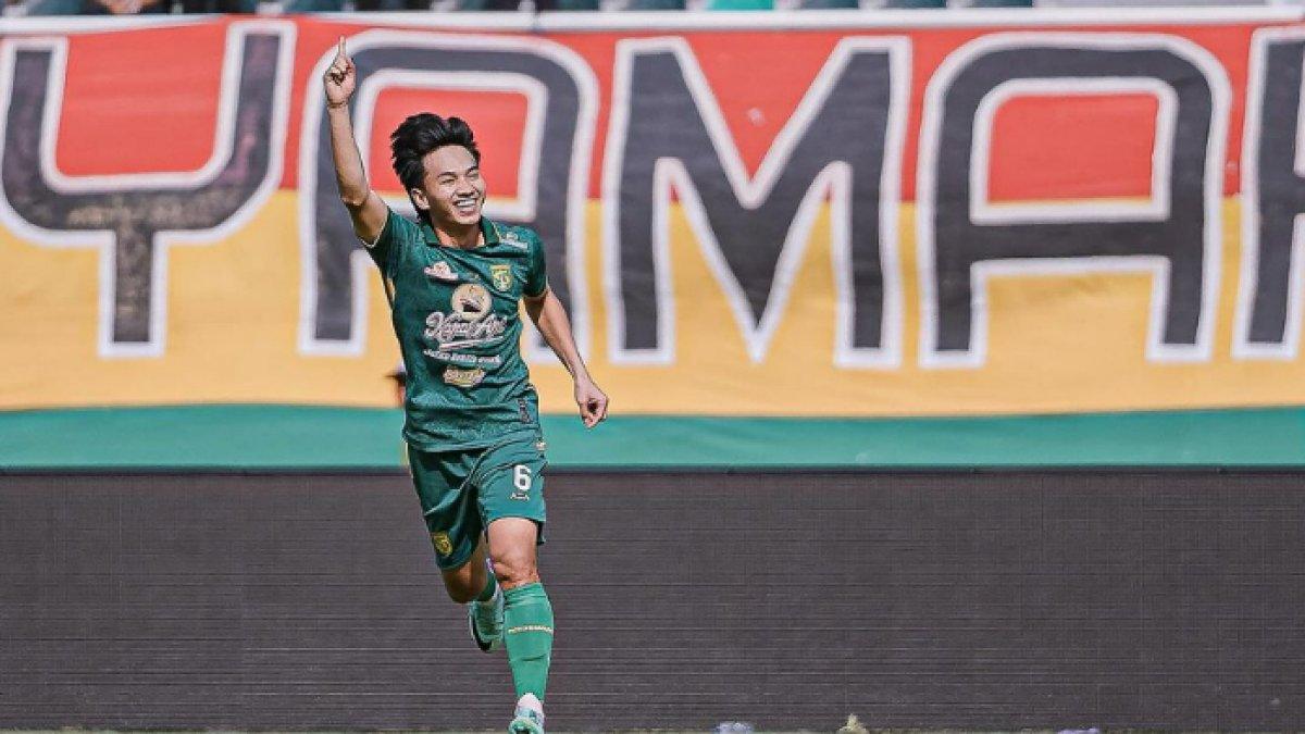 Gelandang serang Persebaya Surabaya, M Iqbal cetak gol cepat ke gawang PSS Sleman di Stadion Gelora Bung Tomo (GBT), Minggu (3/3/2024).