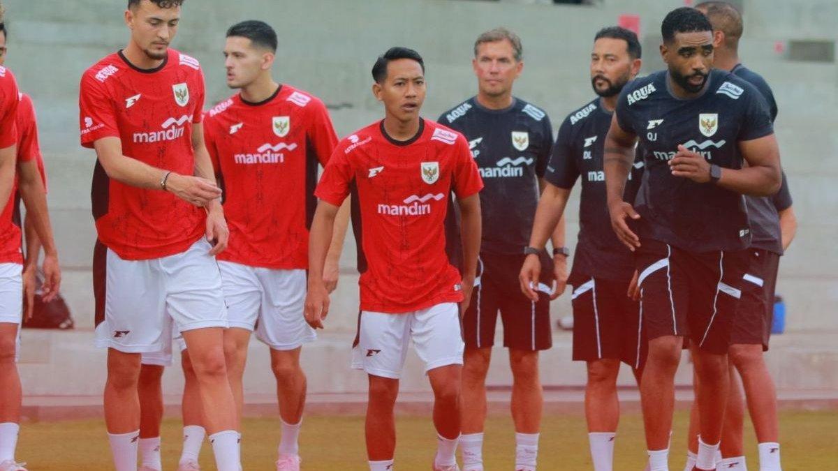 PELUANG MAIN - Gelandang serang Timnas Indonesia, Beckham Putra (tengah), tengah berlatih bersama rekan-rekannya. Para pemain Timnas Indonesia mengadakan Training Camp di lapangan latihan Bali United di Gianyar Bali pada Selasa (27/5/2025) jelang ronde laga-laga Kualifikasi Piala Dunia 2026 kontra China dan Jepang.