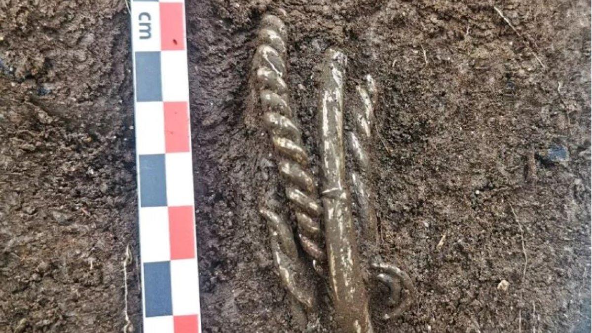 Harta karun zaman Vikingyang ditemukan oleh para arkeolog di wilayah Ardal, Hjelmeland, Norwegia. Penemuan tersebut berupa empat gelang yang diperkirakan telah terkubur selama 1.000 tahun.