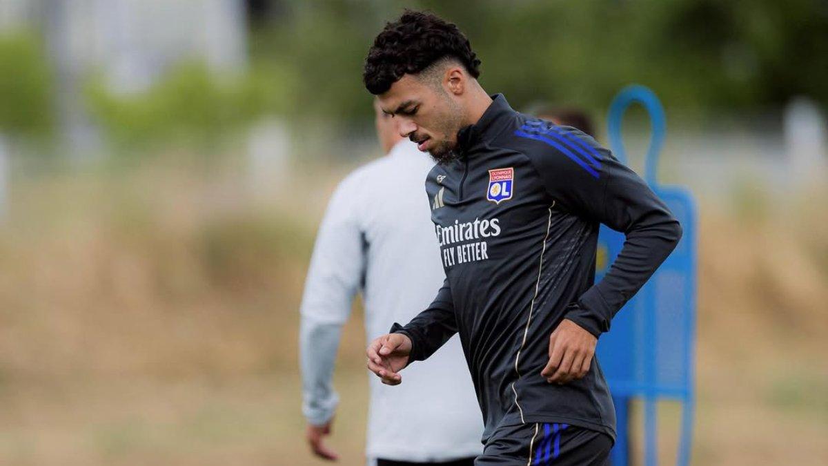BURSA TRANSFER - Sosok Georges Mikautadze saat berlatih mengenakan sragam Lyon Selasa (8/7/2025).