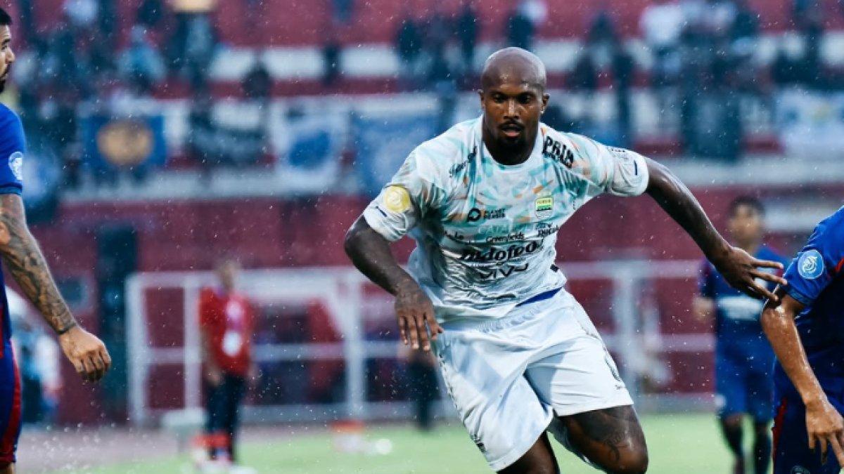 Potret aksi pemain baru Persib Bandung dari Curacao, yakni Gervane Kastaneer saat melawan Arema FC di pekan ke-20 Liga 1 2024, Jumat (24/1).