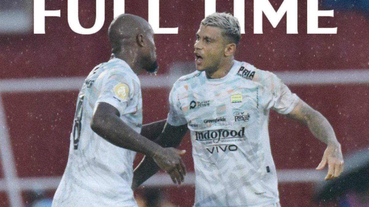 Dua penyerang Persib Bandung, Gervane Kastaneer dan Ciro Alves saat menghadapi Arema FC dalam lanjutan pekan ke-20 Liga 1 2024/2025 di Stadion Gelora Soeprijadi, Blitar, Jawa Timur pada Jumat, 24 Januari 2025.