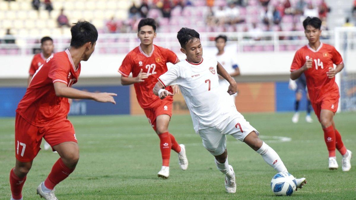 Pesepak bola Timnas Indonesia, Muhammad Zahaby Gholy (kanan) dan Lucas Raphael Lee (kiri) mengadang pesepak bola Vietnam dalam pertandingan Timnas Indonesia vs Vietnam pada ajang ASEAN U-16 (Piala AFF) Boys Championship 2024 di Stadion Manahan, Solo, Rabu (3/7/2024) sore. 
