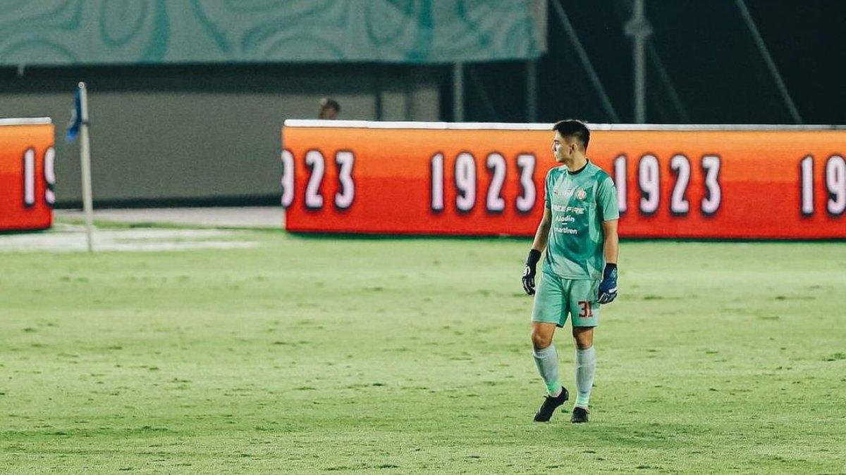 Potret aksi kiper Persis Solo, Gianluca Pandeynuwu di Liga 1 2023.