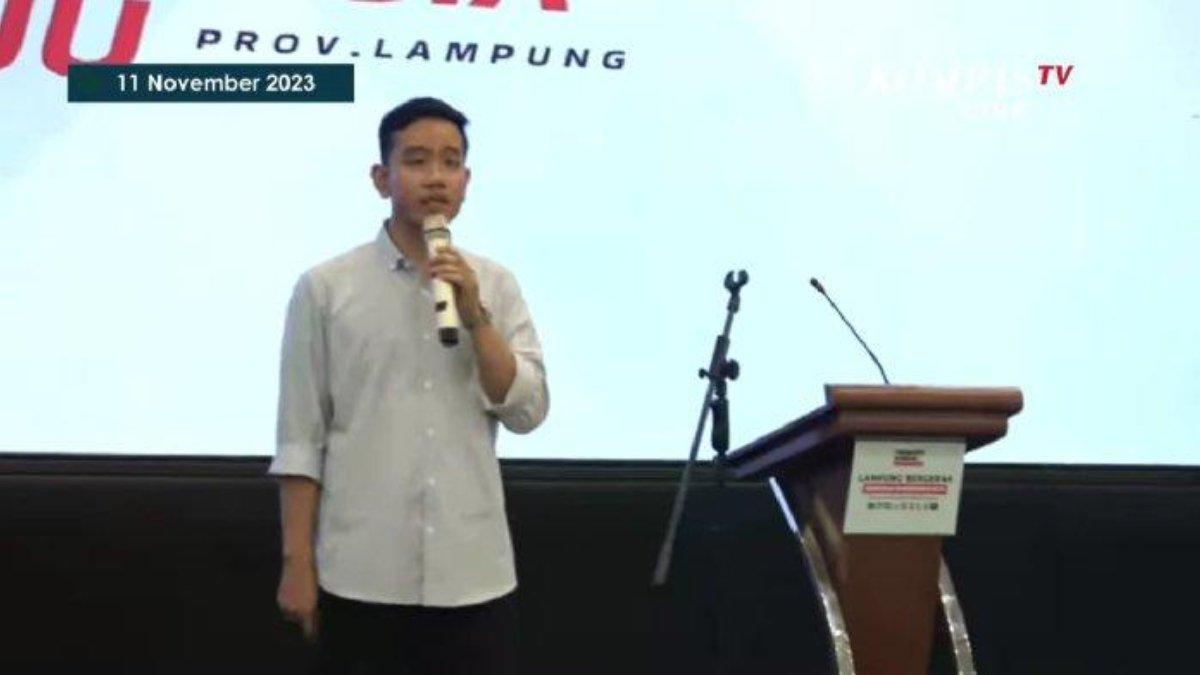 Bakal calon wakil presiden (cawapres) Prabowo Subianto, Gibran Rakabuming Raka, saat menyampaikan pidatonya dalam acara Konsolidasi Partai Koalisi Indonesia Maju (KIM) di Lampung, Sabtu (11/11/2023).