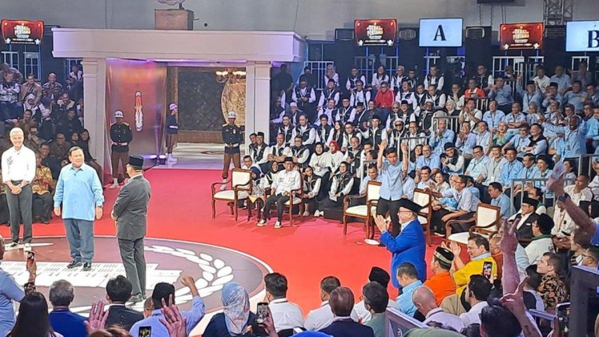 Momen cawapres nomor urut 2 Gibran Rakabuming Raka berdiri membangkitkan semangat relawan dalam debat capres di kantor KPU, Menteng, Jakarta Pusat, Selasa (12/12/2023) malam. ()