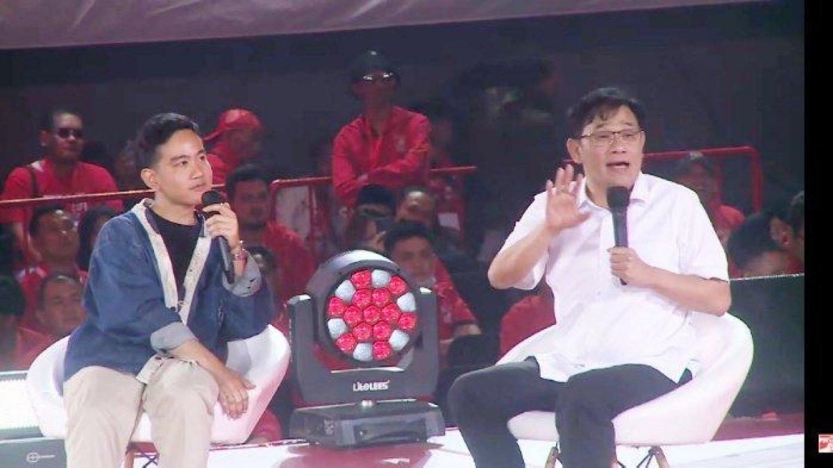 Gibran Rakabuming Raka dan Budiman Sudjatmiko dalam Kopdarnas PSI di Tennis Indoor Senayan, Jakarta, Selasa (22/8/2023).