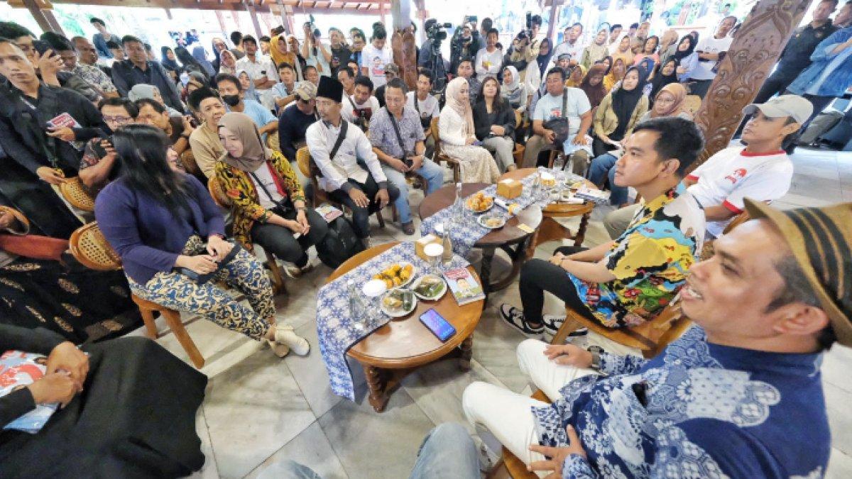 Gibran dengar keluhan dari pengrajin batik di Pekalongan, Senin (29/1/2024)