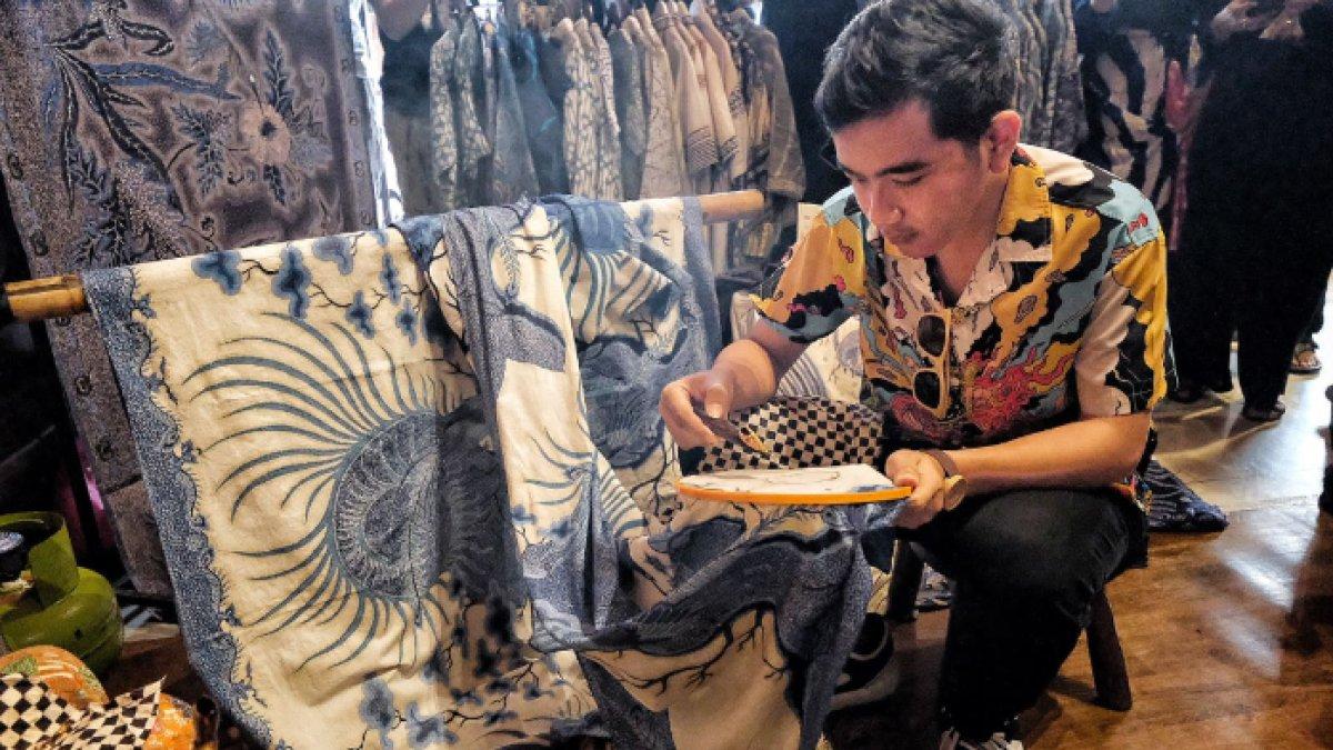 Gibran ikut membatik saat kampanye di Pekalongan, Senin (29/1/2024)