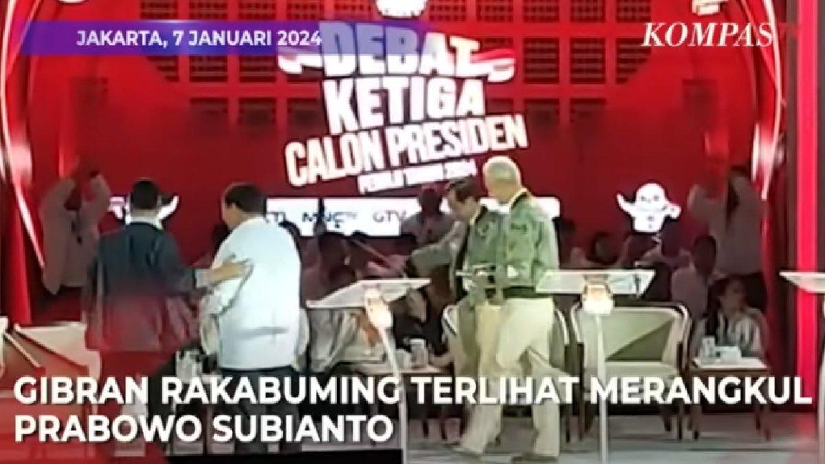 Gibran merangkul Prabowo saat jeda debat capres, Minggu (7/1/2024)
