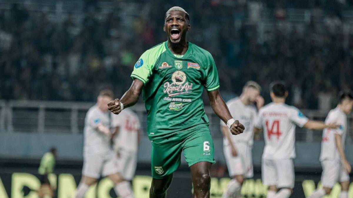 Sosok Gilson Costa saat mengenakan jersey Persebaya Surabaya pada gelaran Liga 1 2024/2025 kontra Persis Solo di Stadion Gelora Bung Tomo, 18 September 2024.