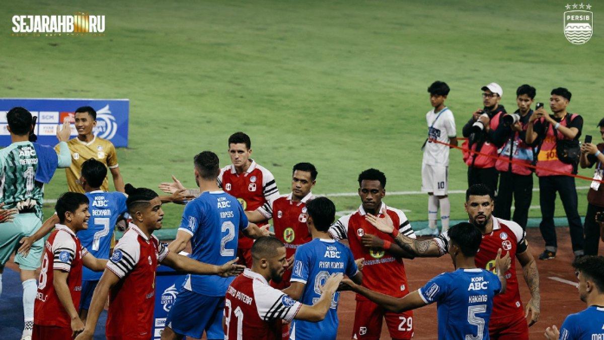 Aksi guard of honor Barito Putera kepada Persib Bandung di pekan ke-32 Liga 1 2024, Jumat (9/5).