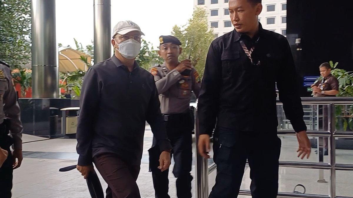 Gubernur Bengkulu Rohidin Mersyah tiba di Gedung Merah Putih KPK, Kuningan, Jakarta, Minggu (24/11/2024).