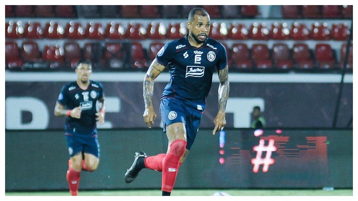 Foto Gustavo Almeida saat membela Arema FC dan memakai jerseynya