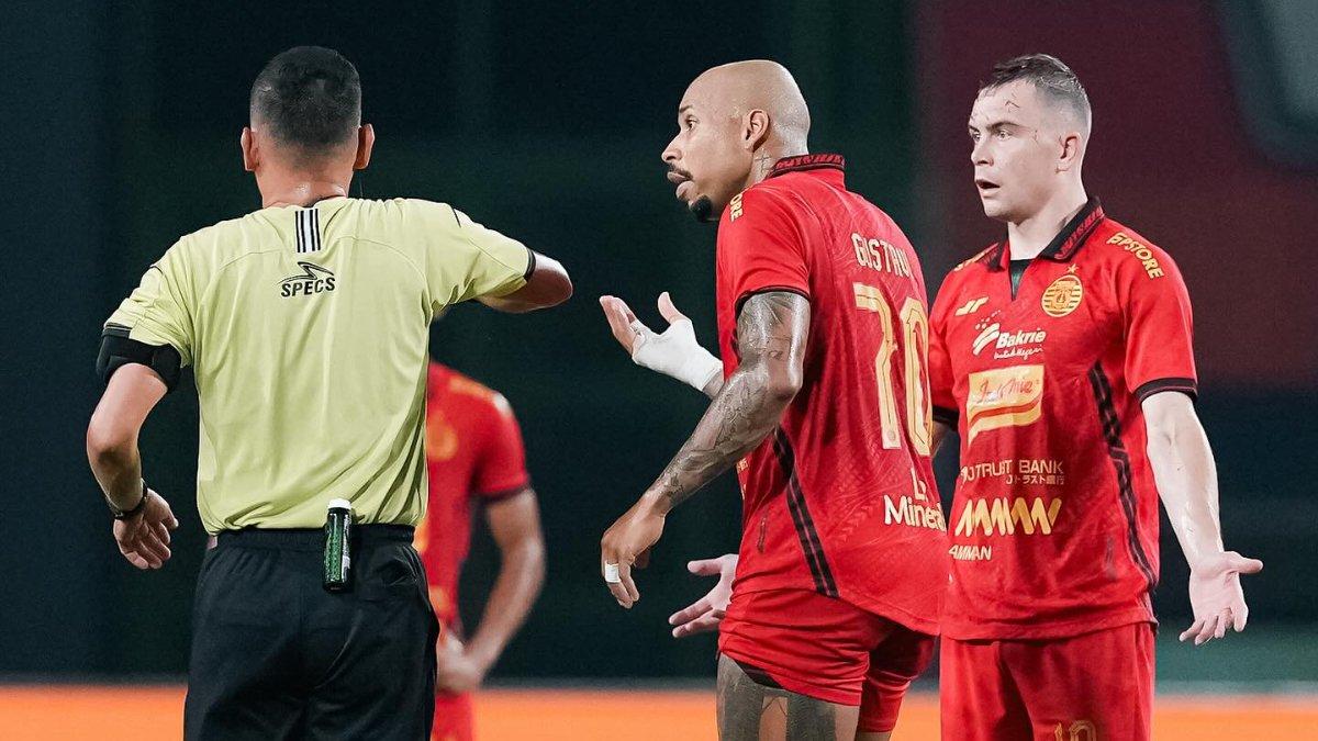 POTRET LAGA LIGA 1 - Dua pemain Persija Jakarta, Gustavo Almeida (tengah) dan Maciej Gajos (kanan) yang mendapat kartu merah saat bertemu dengan Arema FC dalam lanjutan pekan ke-26 Liga 1 2024/2025 di Stadion Patriot, Bekasi, Jawa Barat pada Minggu, 9 Maret 2025.