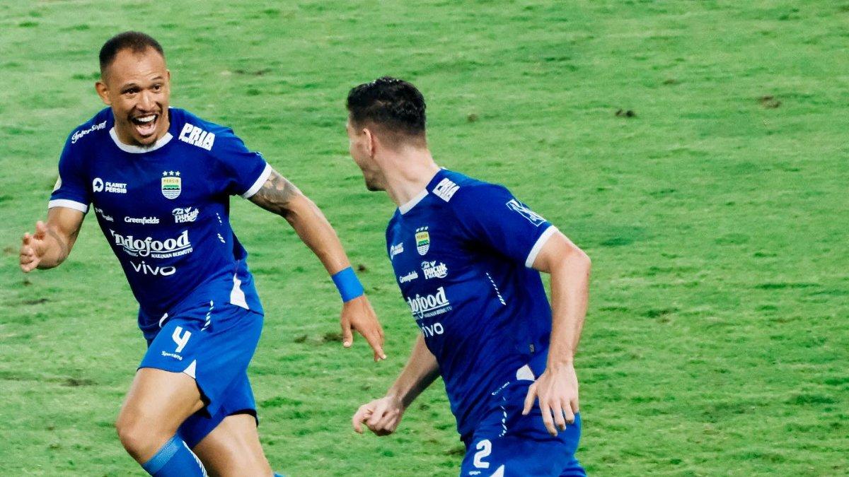 BURSA TRANSFER PERSIB BANDUNG - Gustavo Franca (kiri) dan Nick Kuipers (kanan) saat berduet di Persib Bandung pada gelaran Liga 1 2024/2025. Nick Kuipers kabarnya akan berseragam Dewa United di musim 2025/2026.