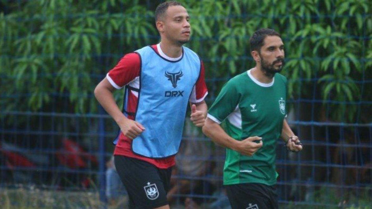 Calon striker baru PSIS Semarang, Gustavo Souza ditemani pelatih fisik PSIS, Alberto Garcia saat menjalani tes fisik di Lapangan Wisesa Mranggen Demak, Senin (25/11/2024) sore.