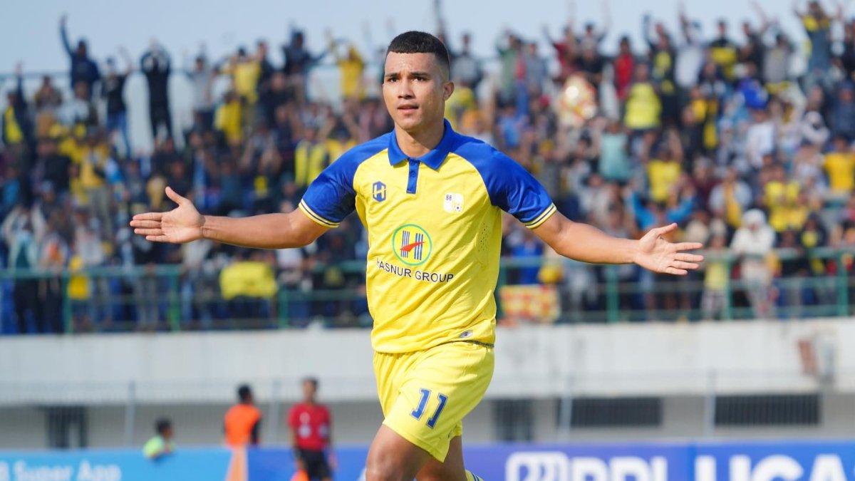 Bomber Barito Purtera Gustavo Tocantins saat melakukan selebrasi gol pada gelaran Liga 1 2023/2024.
