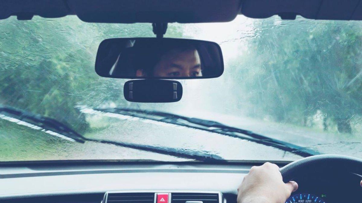 HUJAN LEBAT - Foto orang berkendara di tengah hujan lebat, diambil dari Freepik, Rabu (11/6/2025).