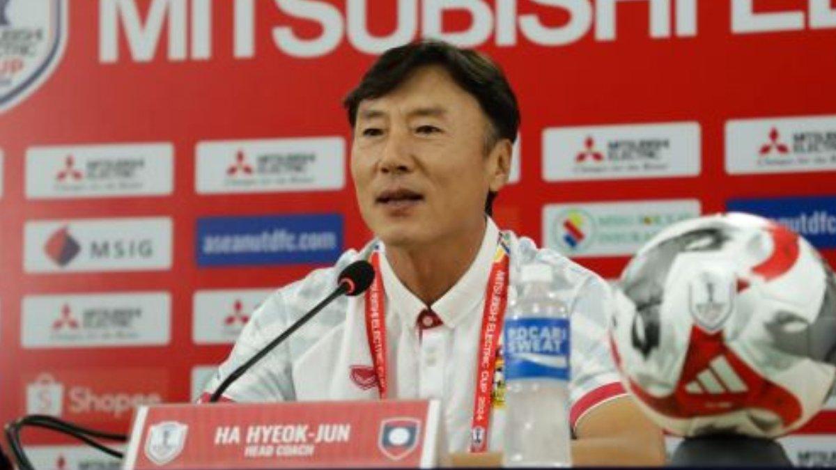 Potret pelatih Timnas Laos, Ha Hyeok-jun saat konferensi pers pada laga Laos vs Vietnam di ASEAN Cup 2024.