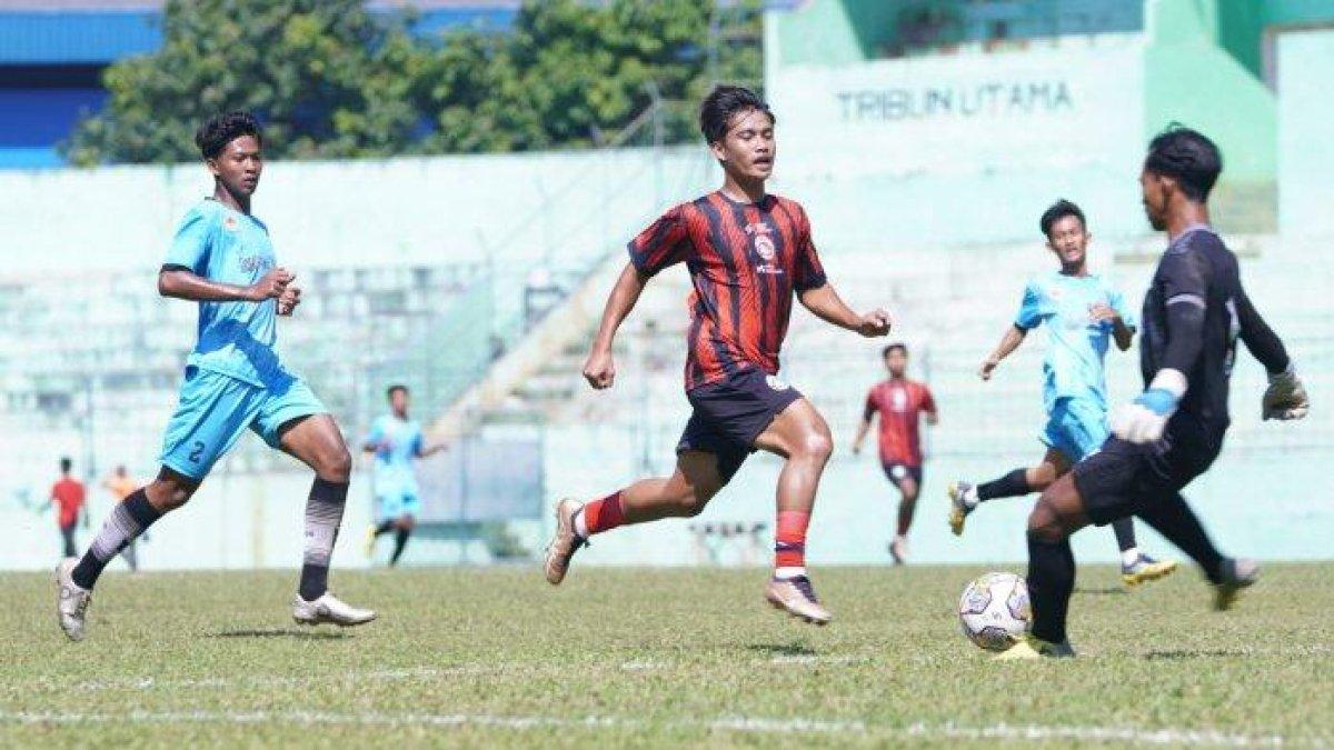 Hamzah Tito saat masih berbaju Arema FC ketika mengikuti latih tanding menghadapi tim lokal di Stadion Gajayana beberapa waktu lalu.